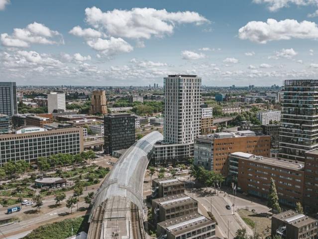 Tussenverdieping open portiek te huur in Amsterdam