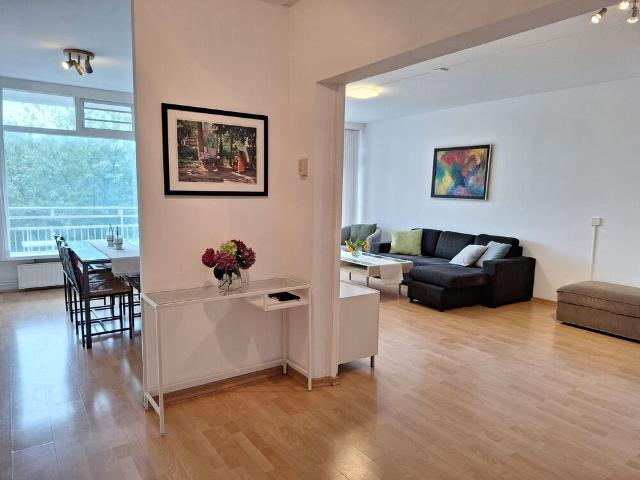 Tussenverdieping appartement met open portiek te huur in Amstelveen