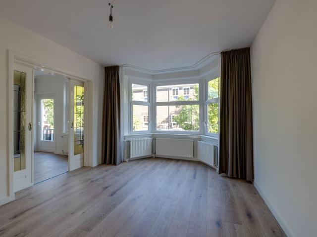 Tussenverdieping appartement met open portiek te huur in Amsterdam