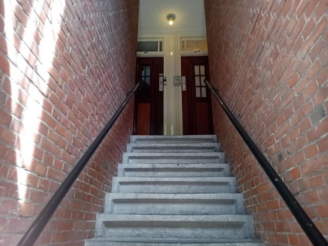 Tussenverdieping appartement met open portiek te huur in Amsterdam