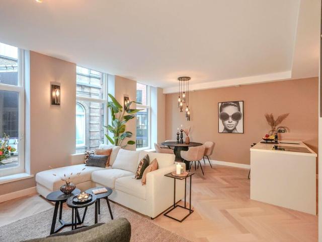 Tussenverdieping appartement met open portiek te huur in Den Haag