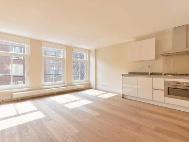Tussenverdieping appartement te huur in Amsterdam