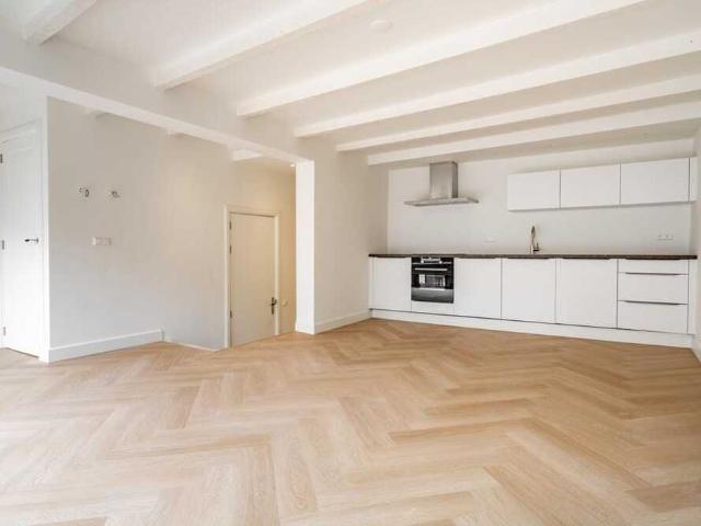 Tussenverdieping appartement te huur in Amsterdam