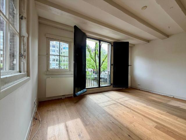 Tussenverdieping appartement te huur in Amsterdam
