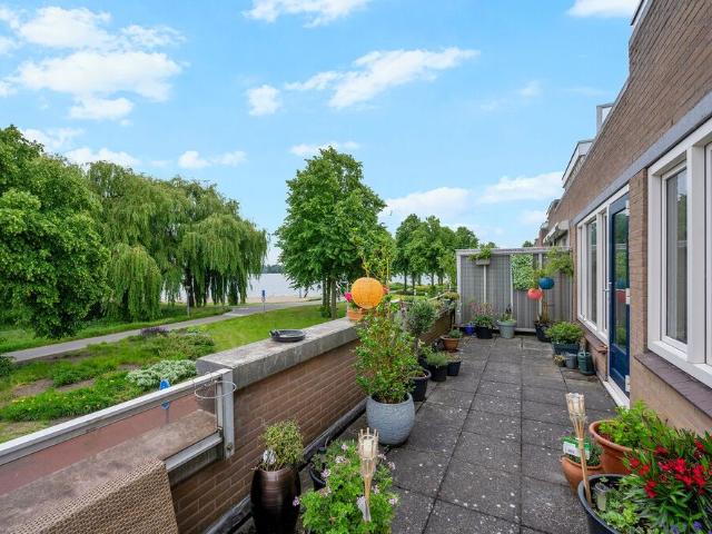 Tussenverdieping appartement te huur in Almere