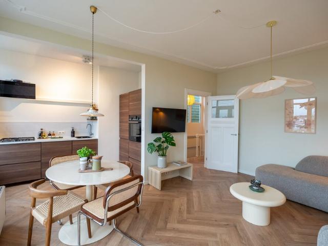 Tussenverdieping appartement te huur in Den Haag