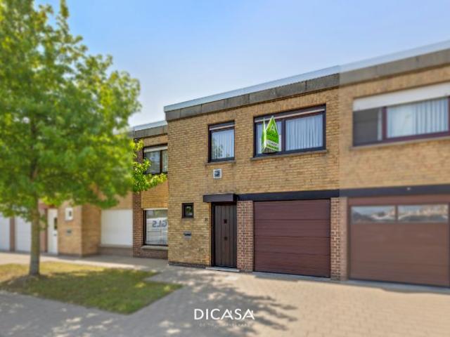 Tussenwoning met 4 slaapkamers, garage en zuidgerichte tu.