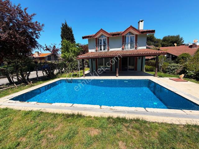 Tuzla Sahil 300m2 Bahçeli Havuzlu Şömineli Triplex Satılık Villa