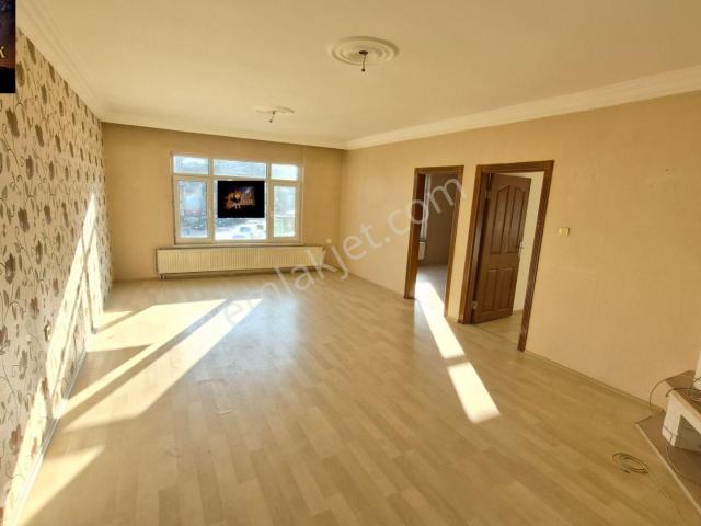 Tuzluçayırda Full Yapılı 1. Katta 3+1 Cadde Üzerinde Satılık Daire