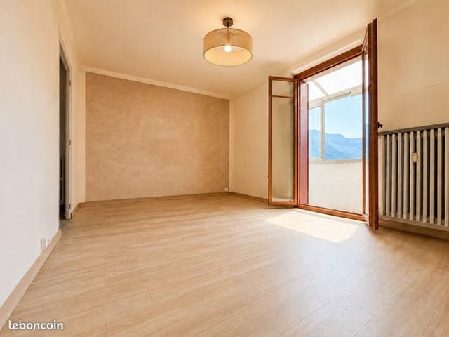 Type 2 de 40 m2 Cave et balcon Secteur Triangle d'or Étage élevé