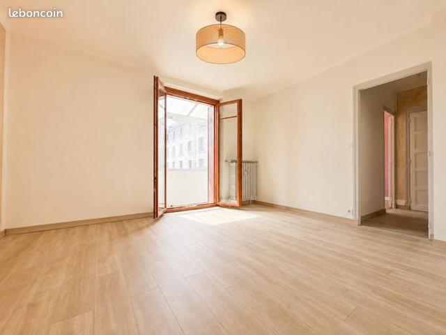 Type 2 de 40 m2 avec cave et balcon Quartier Galeries Lafayettes à Annecy