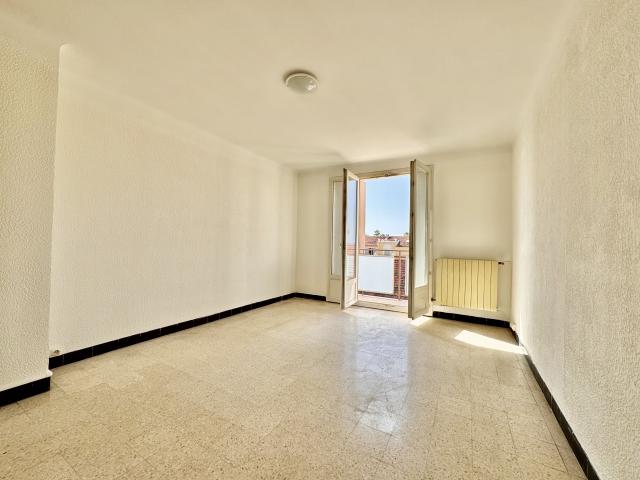 TYPE 3 BON ETAT HYERE CENTRE VILLE 56 m2