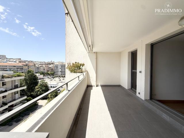 Type 3 de 70 m2 avec terrasse de 14 m2 Marseille 8ème Piscine Gardien Cave Garage