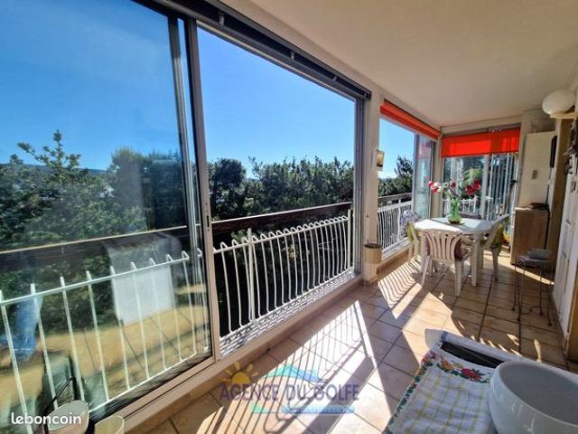 Type 4 avec terrasse, cave, et parking, proche plages et commerces