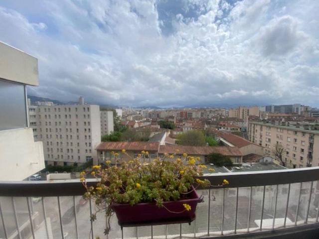 Dernier étage type 4 terrasse parking secteur Mireille Lauze