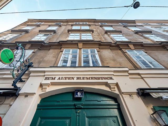 Typisch Wiener Altbauflair mit Flügeltüren und Holzkastenfenstern! Hofseitige 2 Zimmer Wohnung im 4. Liftstock!
