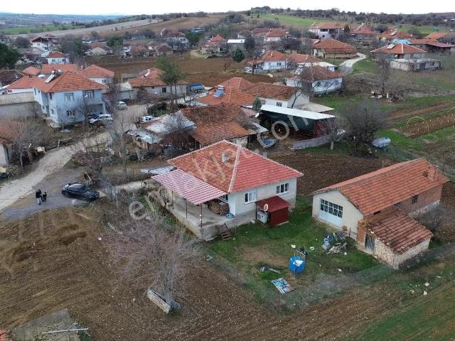 Uşak Eşme Şehitli Köyünde Satılık Geniş Bahçeli Köy Evi