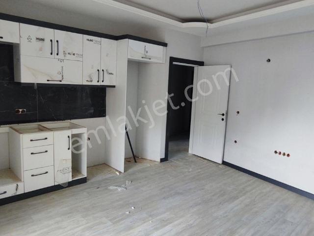 Uçardan Ana Yola Cepheli 2+1 Ebeveyn Banyolu Açık Mutfak Daire