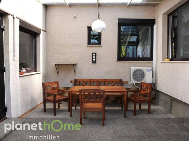 U förmiges Haus mit überdachter Terrasse