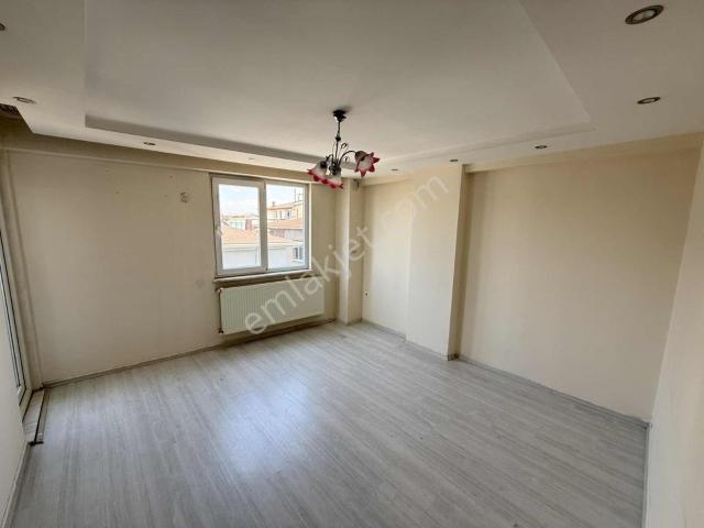 Üçgen Yeşil Cami Yanı Cadde Üzeri 2+1 Arakat Daire