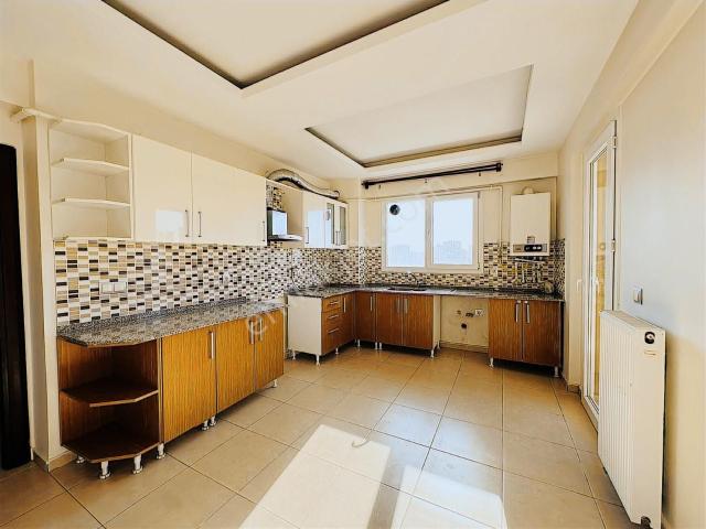 Uğurevler Mahallesinde Ara Kat 3 Cepheli Lüks Kiralık Daire!