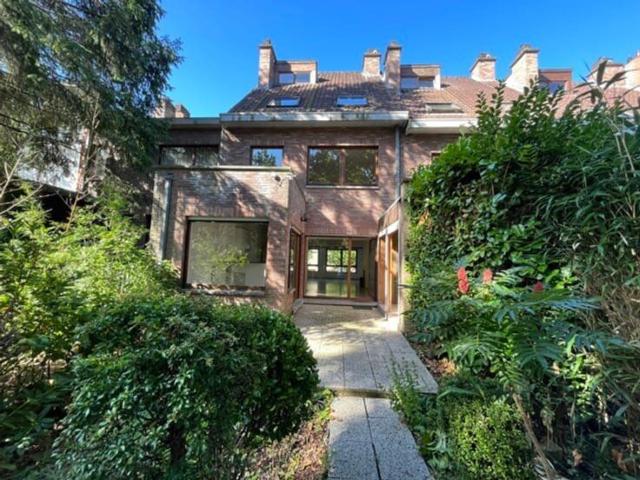 UCCLE LYCEE FRANCAIS: House with garden and garage