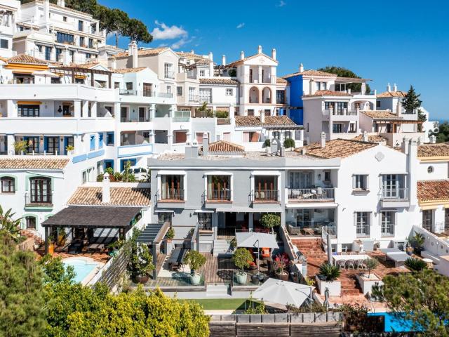 Ubada en la prestigiosa comunidad de La Perla de la Heredia. 313m² Benahavís