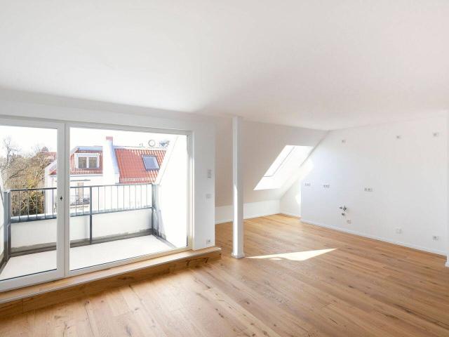 Über den Dächern Friedenaus: Lichtdurchflutetes Dachgeschoss im Erstbezug mit Aufdachterrasse!