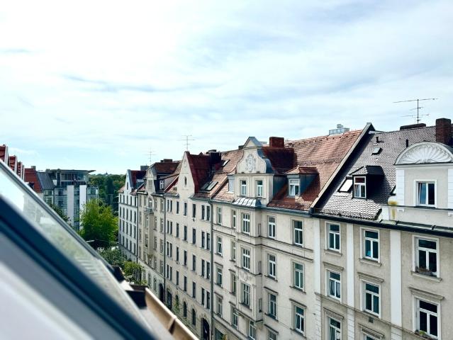 Über den Dächern * Traumhafte Dachgeschosswohnung in Isar Nähe * bezugsfrei und renoviert