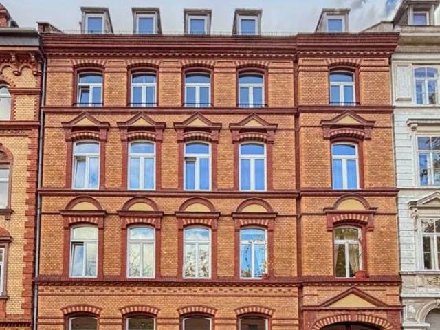 Über den Dächern von Wiesbaden – Stilvoll sanierte 4 Zimmer Altbauwohnung! Dachmansarde als Zugabe!