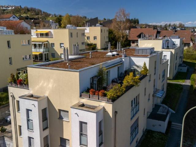 Über den Dächern von Dielsdorf: Luxuriöses Attika Juwel mit Weitblick vor den Toren Zürichs