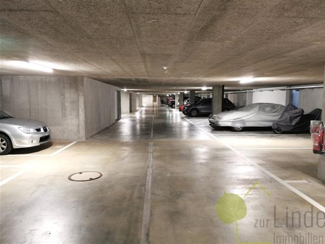 Überbreiter Tiefgaragenparkplatz