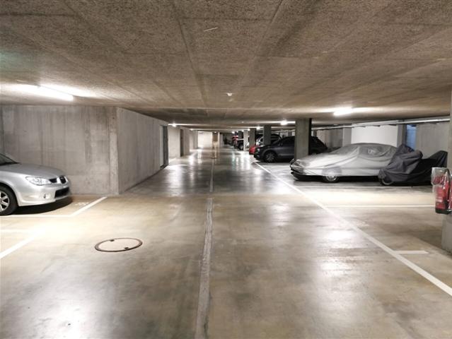 Überbreiter Tiefgaragenparkplatz