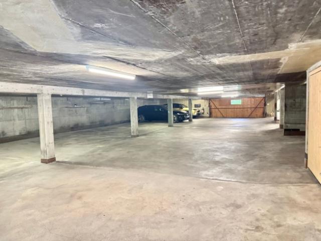 Überdachter Parkplatz auf einem Parkplatz, nur 5 Minuten zu Fuß vom Zentrum Montanas entfernt