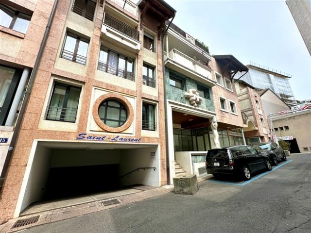 Überdachter Parkplatz in Eaux Vives