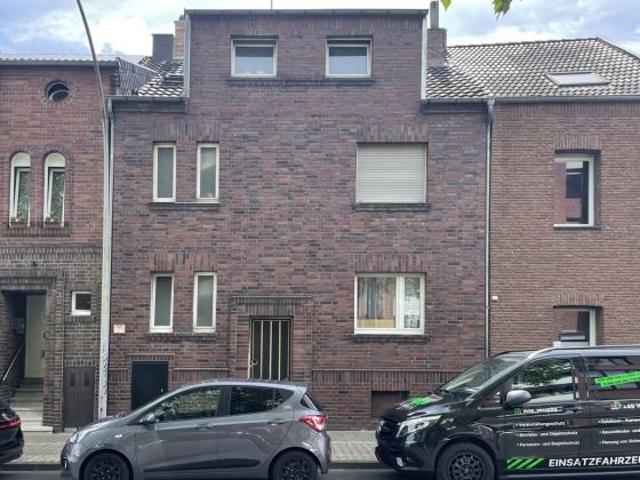 ÜBERSCHAUBARES DREIFAMILIENHAUS … RUND 7 % IM BESTAND … MIT AfA HEBEL