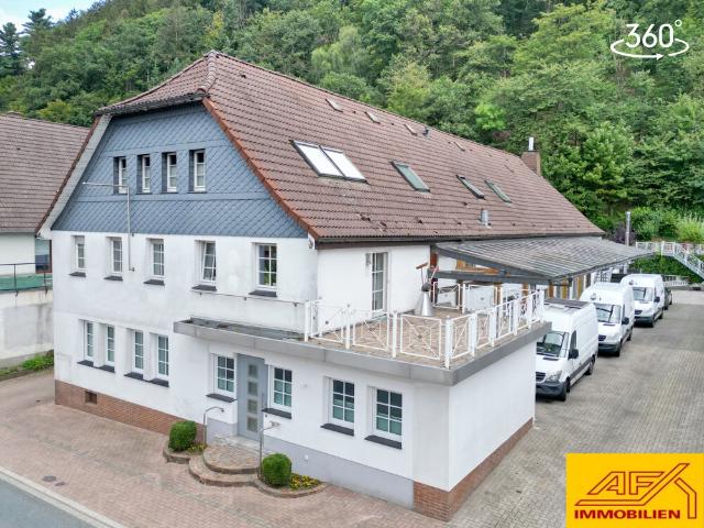 Überzeugendes Wohn und Geschäftshaus im Sunderner Ortsteil!