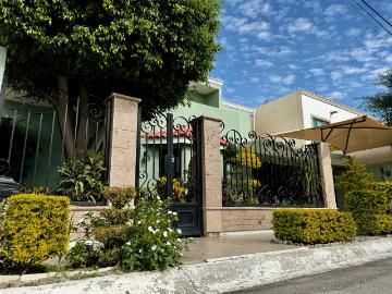 Ubicación Privilegiada en Quintas San Isidro | Casa con Recámara en Planta Baja, ¡Lista para Habitar