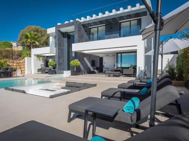 Ubicada a lo largo de una calle tranquila y apartada, frente. 383m² Torre de la Sal