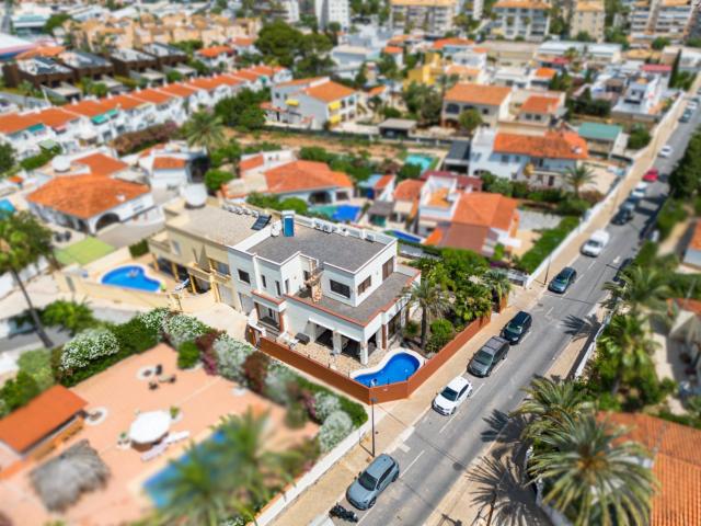 Ubicada a solo 193 metros de la calle principal de Albir y a. 305m² Albir