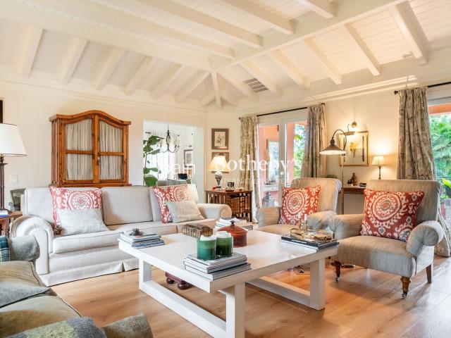 Ubicada dentro de la comunidad cerrada de Altos de Puente Ro. 744m² Marbella