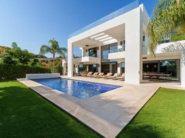 Ubicada en Nueva Andalucía, esta villa contemporánea ofrece. 493m² Marbella