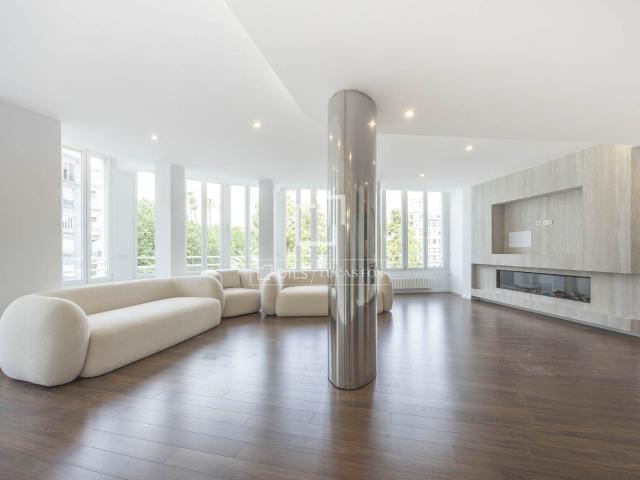 Ubicada en el corazón de la codiciada Plaza Cánovas de Valen. 277m² Valencia
