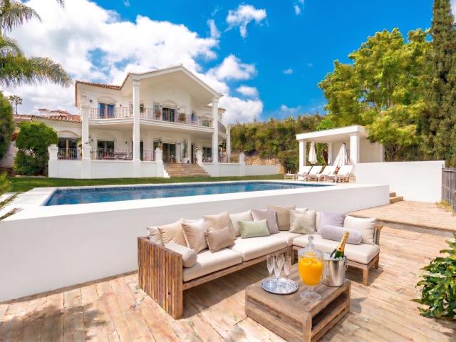 Ubicada en el corazón de Nueva Andalucía Marbella, esta eleg. 565m² Marbella