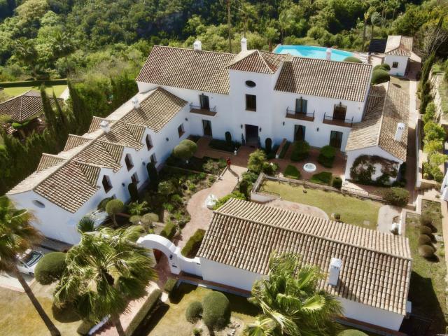 Ubicada en el exclusivo enclave de Sotogrande Alto, esta ext. 1032m² Sotogrande