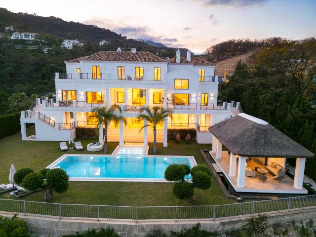 Ubicada en el prestigioso enclave de Benahavís, esta exclusi. 1372m² Benahavís