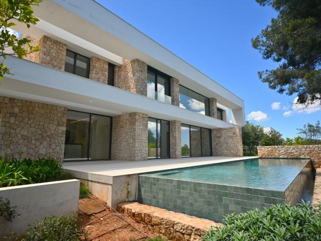 Ubicada en el prestigioso enclave de Roca Llisa, dentro del. 578m² Santa Eulalia del Río