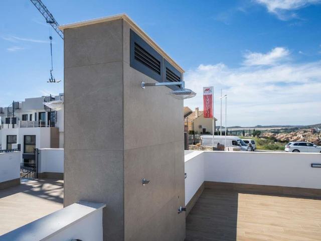 Ubicada en el prestigioso entorno de La Finca Golf, esta exc. 238m² Lomas de la juliana