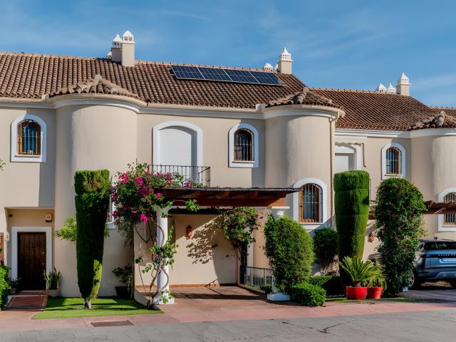 Ubicada en el seguro y familiar enclave de Paraiso Hills, es. 191m² Estepona
