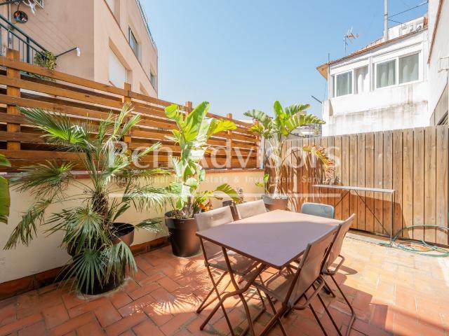 Ubicada en la barrio de Sant Antoni, esta luminosa vivienda. 137m² Barcelona